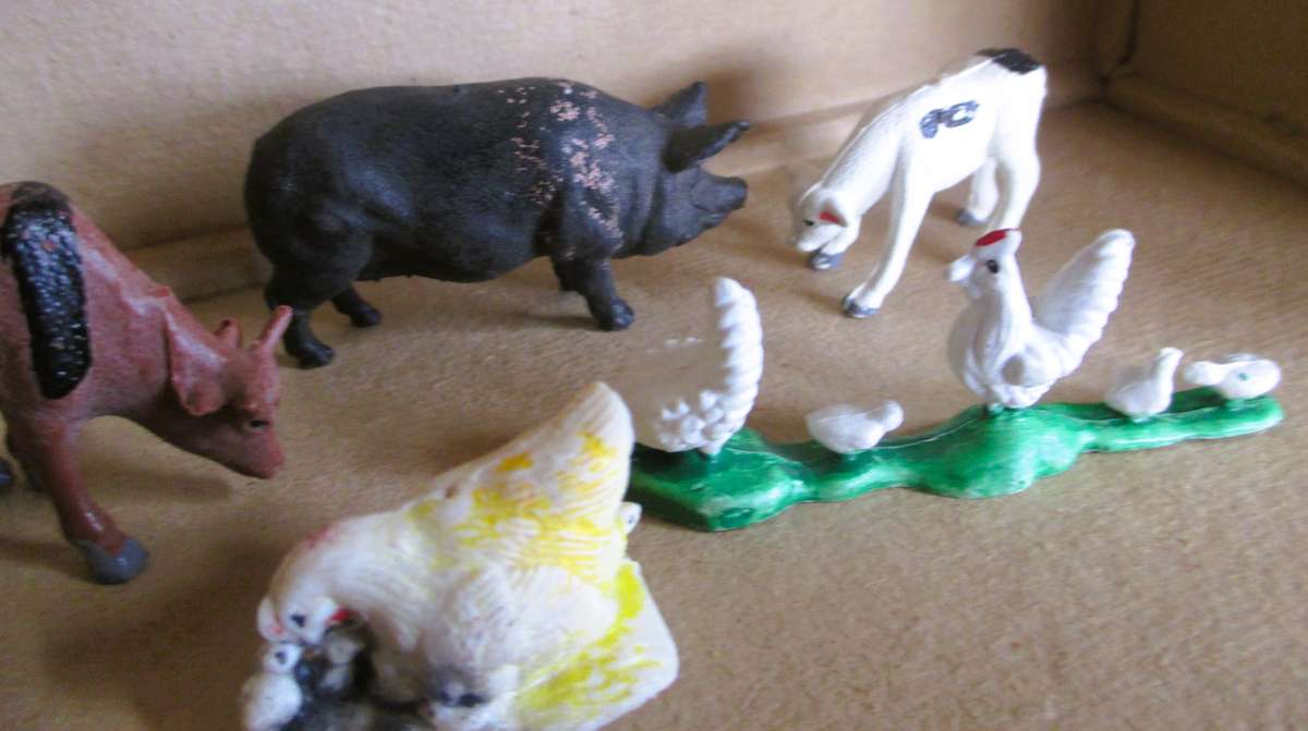 Lot of Vtg Plastic Farm Animals. Scale as per photo.