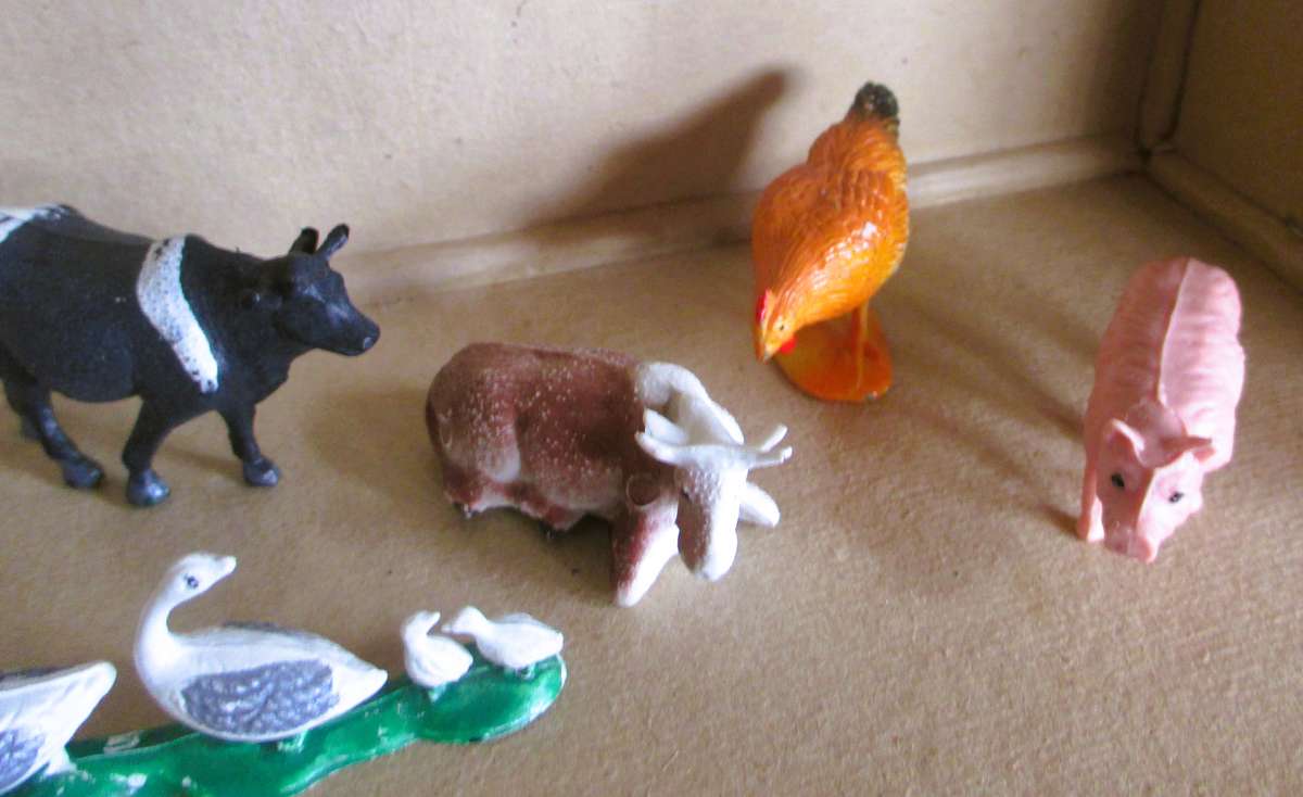 Lot of Vtg Plastic Farm Animals. Scale as per photo.