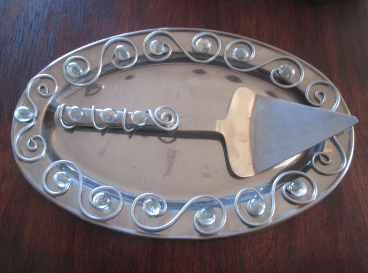 Metal decorated Cake Server and Cake Lifter, as per photo. 370mm diameter
