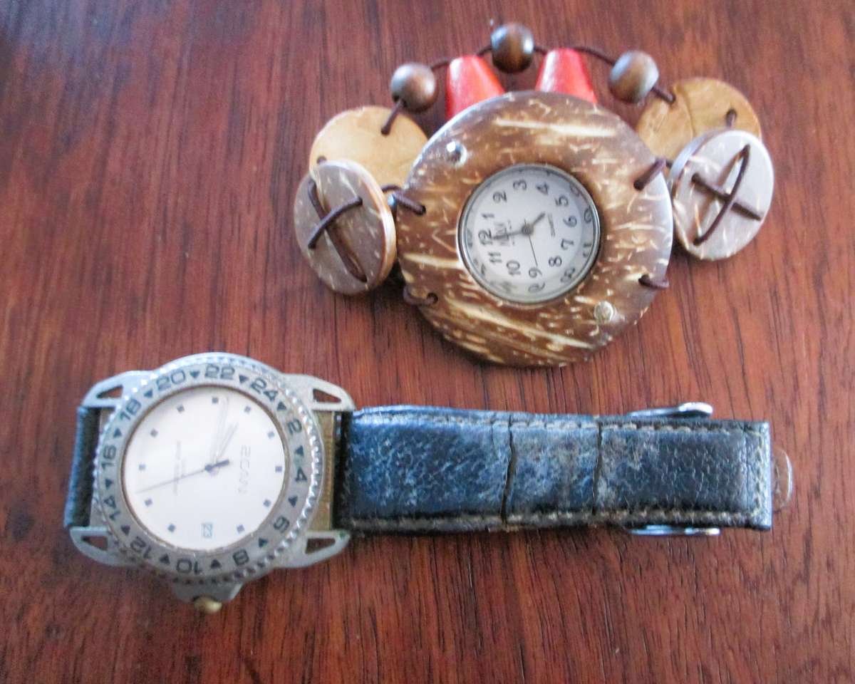 Lot of 2 Ladies watched, as per photo. Battery operated. Seems to be working.