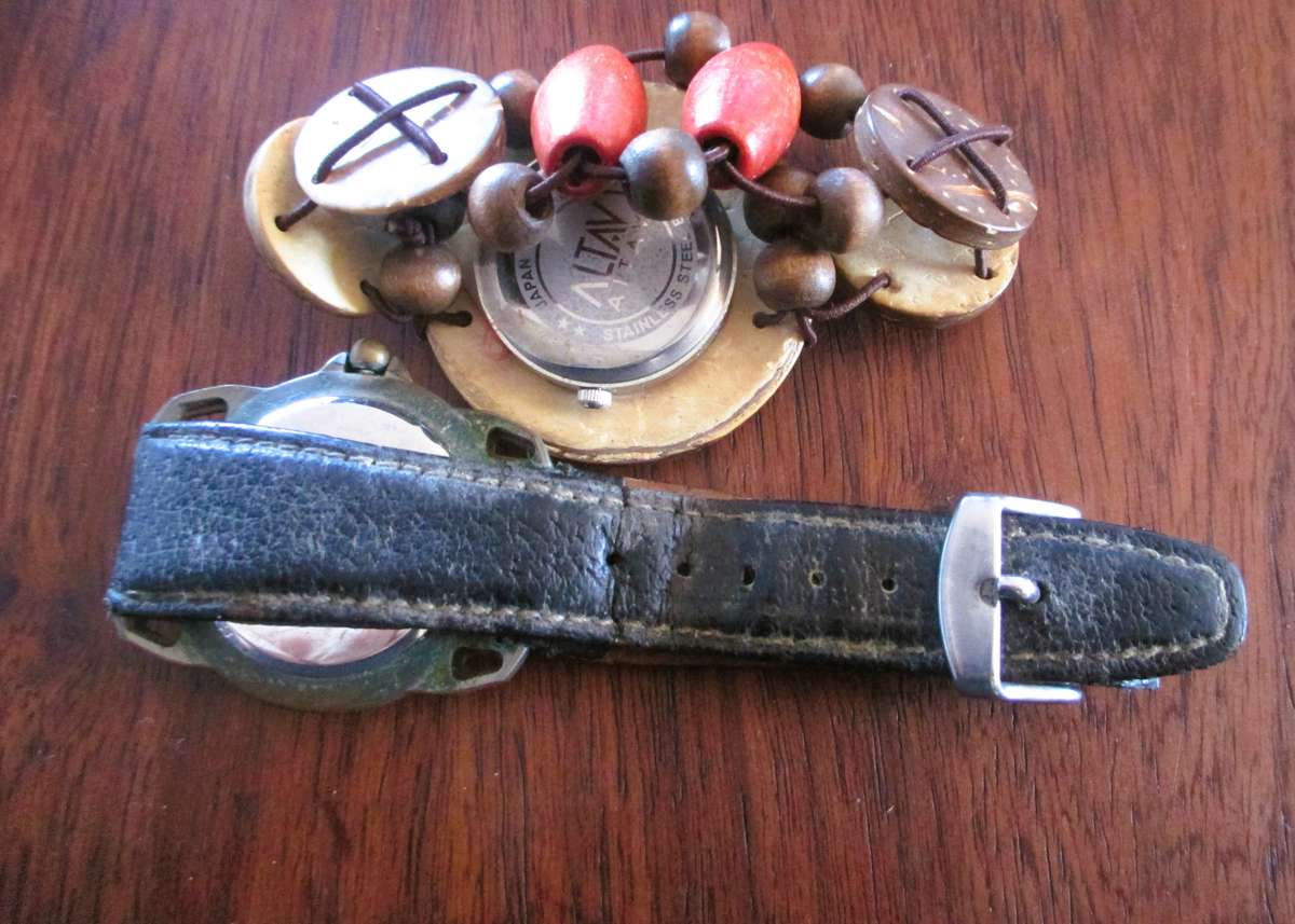 Lot of 2 Ladies watched, as per photo. Battery operated. Seems to be working.