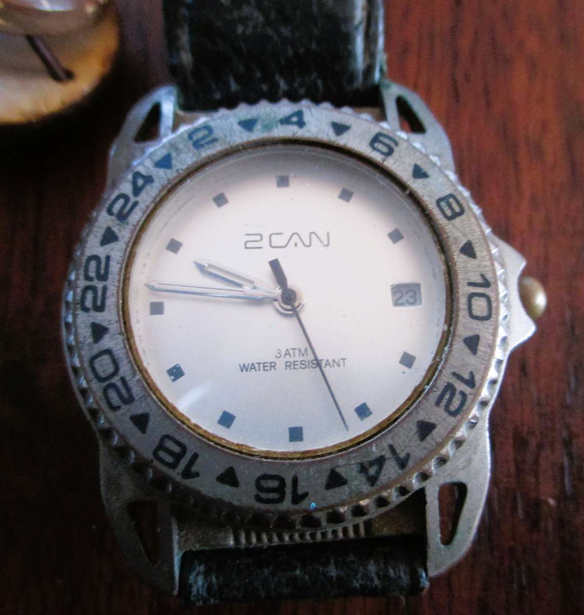 Lot of 2 Ladies watched, as per photo. Battery operated. Seems to be working.