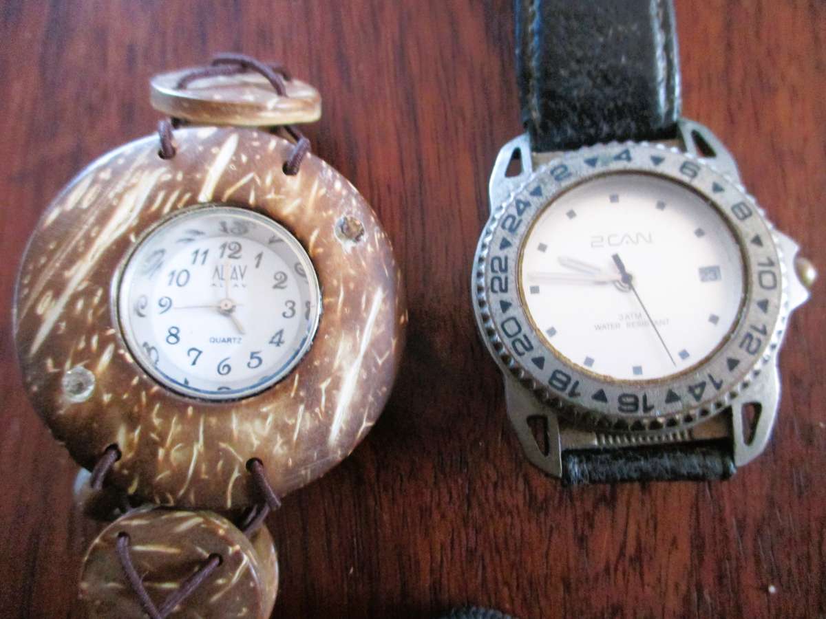 Lot of 2 Ladies watched, as per photo. Battery operated. Seems to be working.