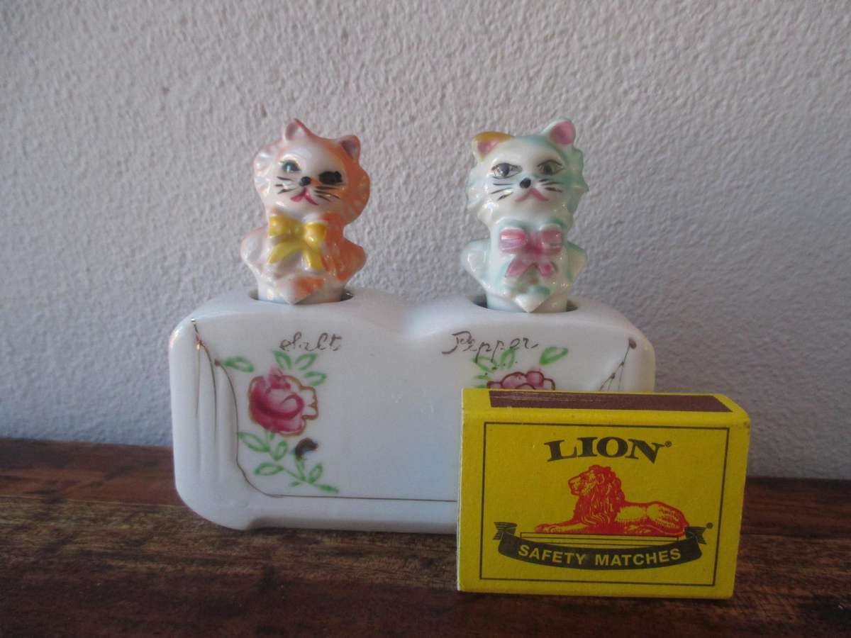Mid-Century Cat Nodder Vintage Cat Salt & Pepper Shakers 50s, Please note repairs.