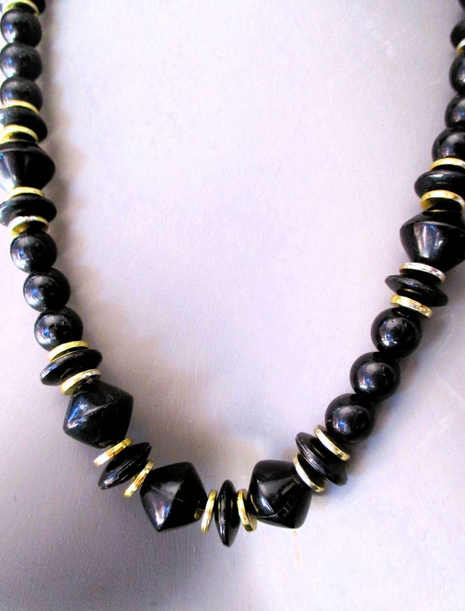 Vintage Black & Gold Chunky Lucite Necklace. 62cm.