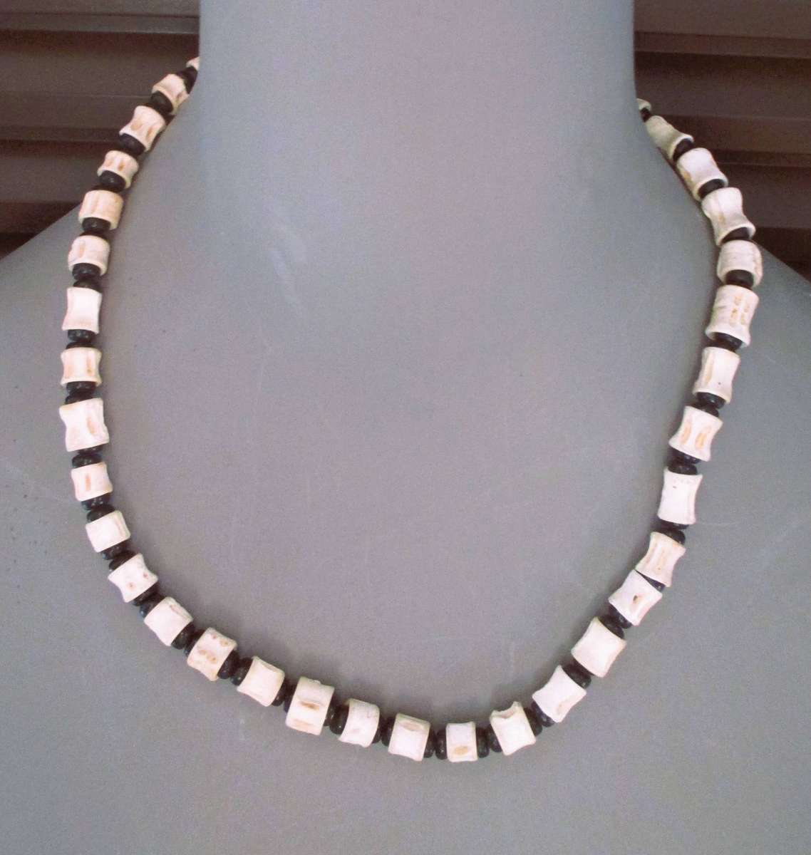 Vintage tribal bone bead choker necklace. 44cm