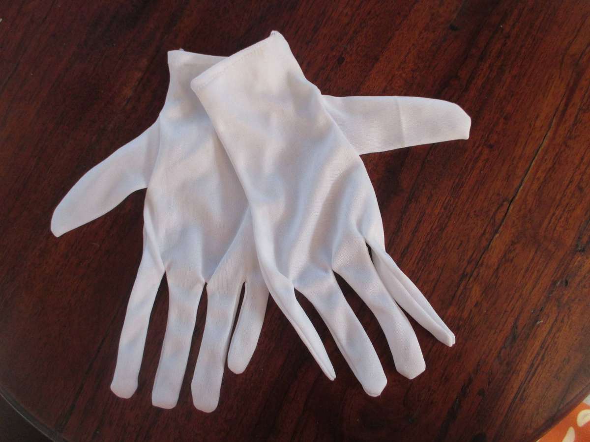 Pair of white ladies gloves, small.
