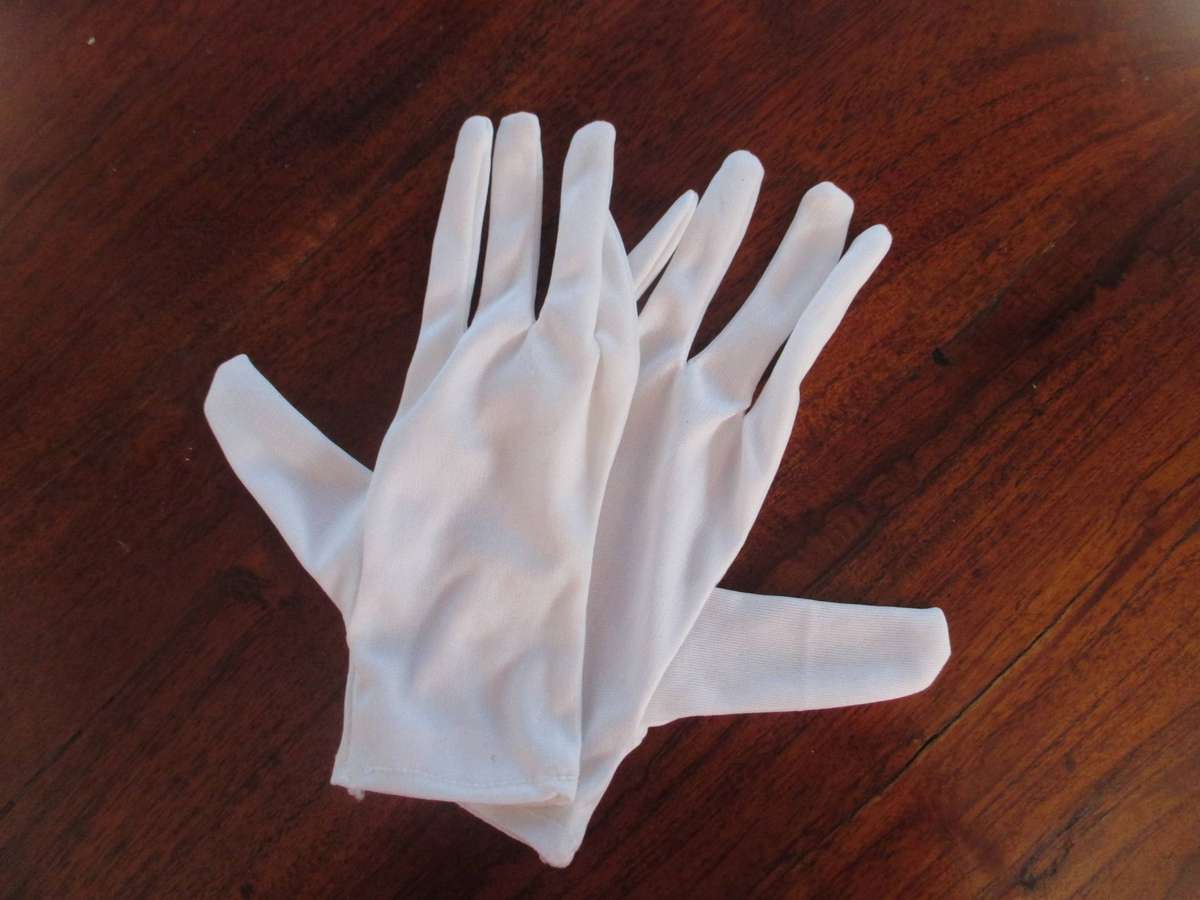 Pair of white ladies gloves, small.
