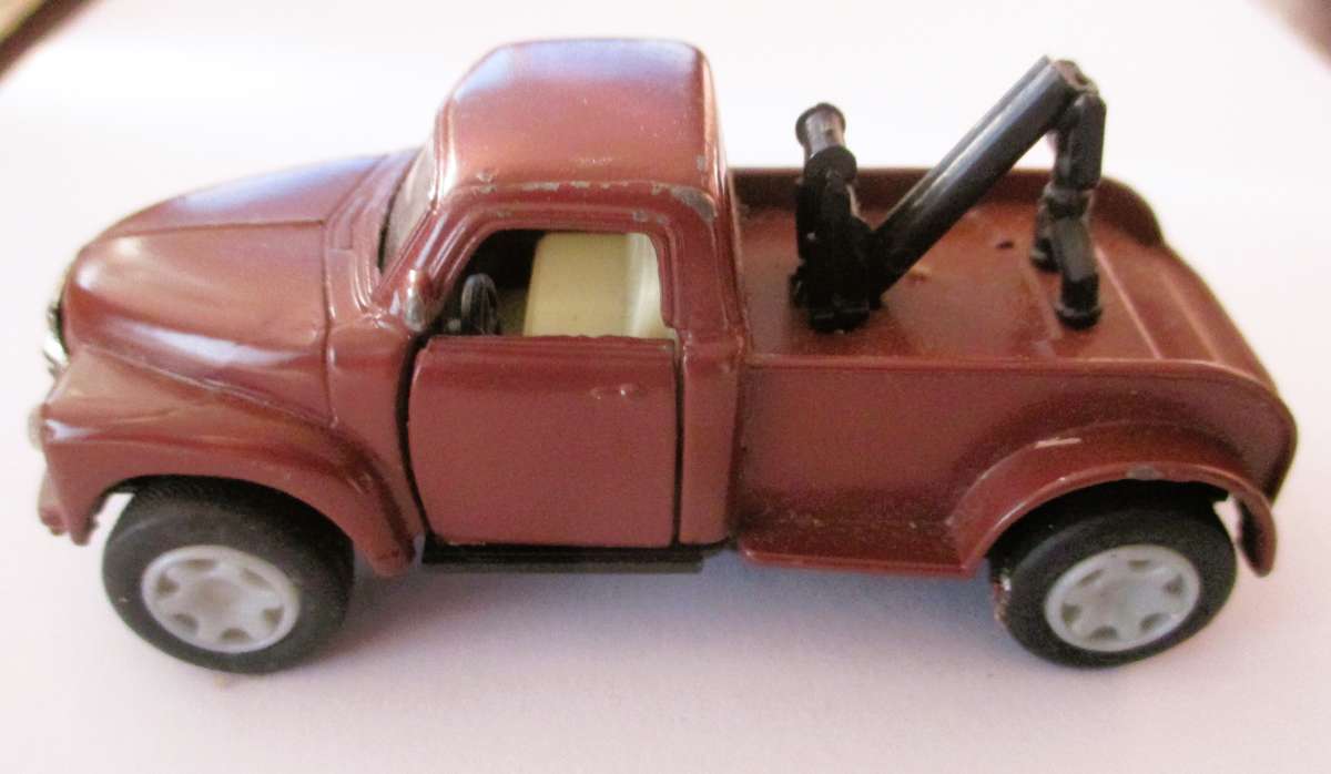 1953 chevy step side tow truck toy model car, note crane broke off. 1/64