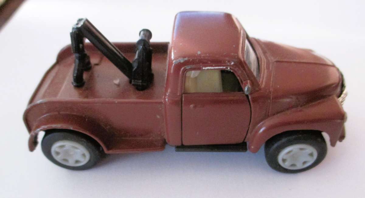 1953 chevy step side tow truck toy model car, note crane broke off. 1/64