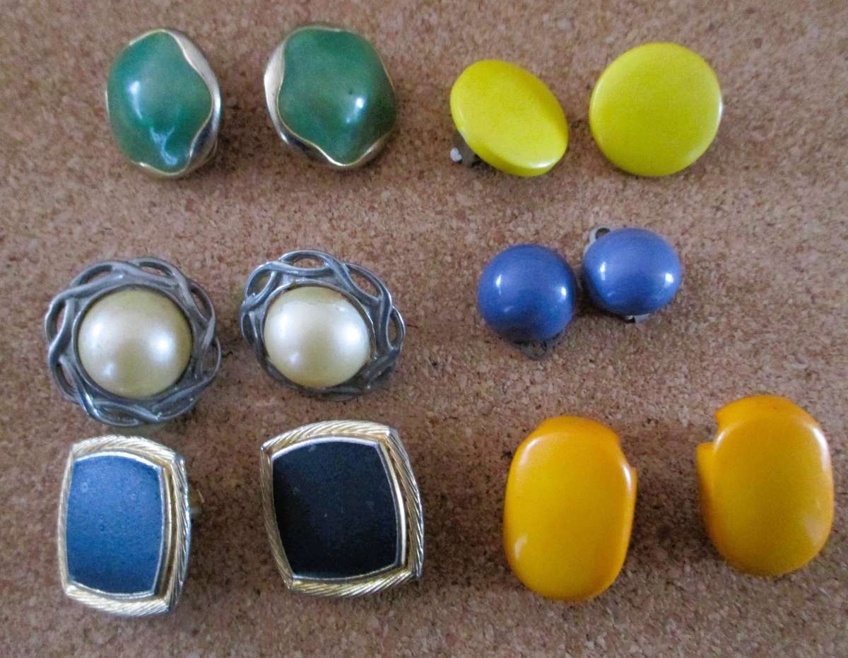 6 pairs of Vintage cipon earrings, as per photo.