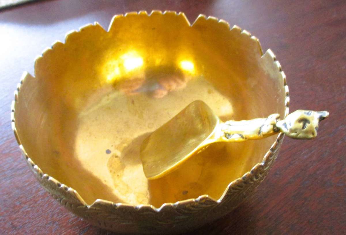 Vintage Brass bowl with scoop withcat handle. Lovely item. 50mm high