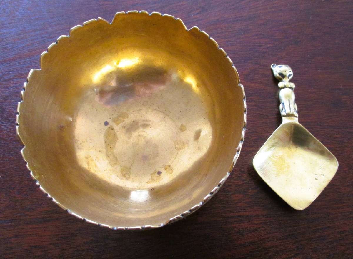 Vintage Brass bowl with scoop withcat handle. Lovely item. 50mm high