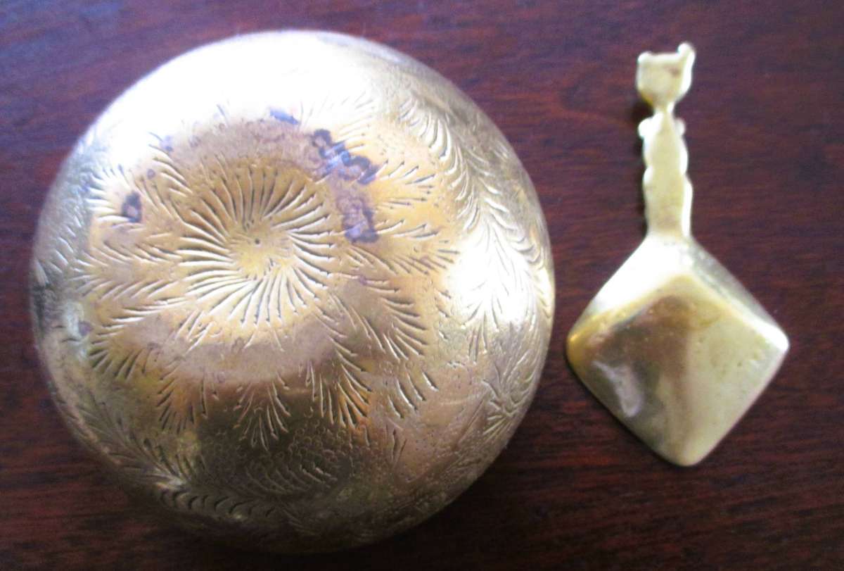 Vintage Brass bowl with scoop withcat handle. Lovely item. 50mm high