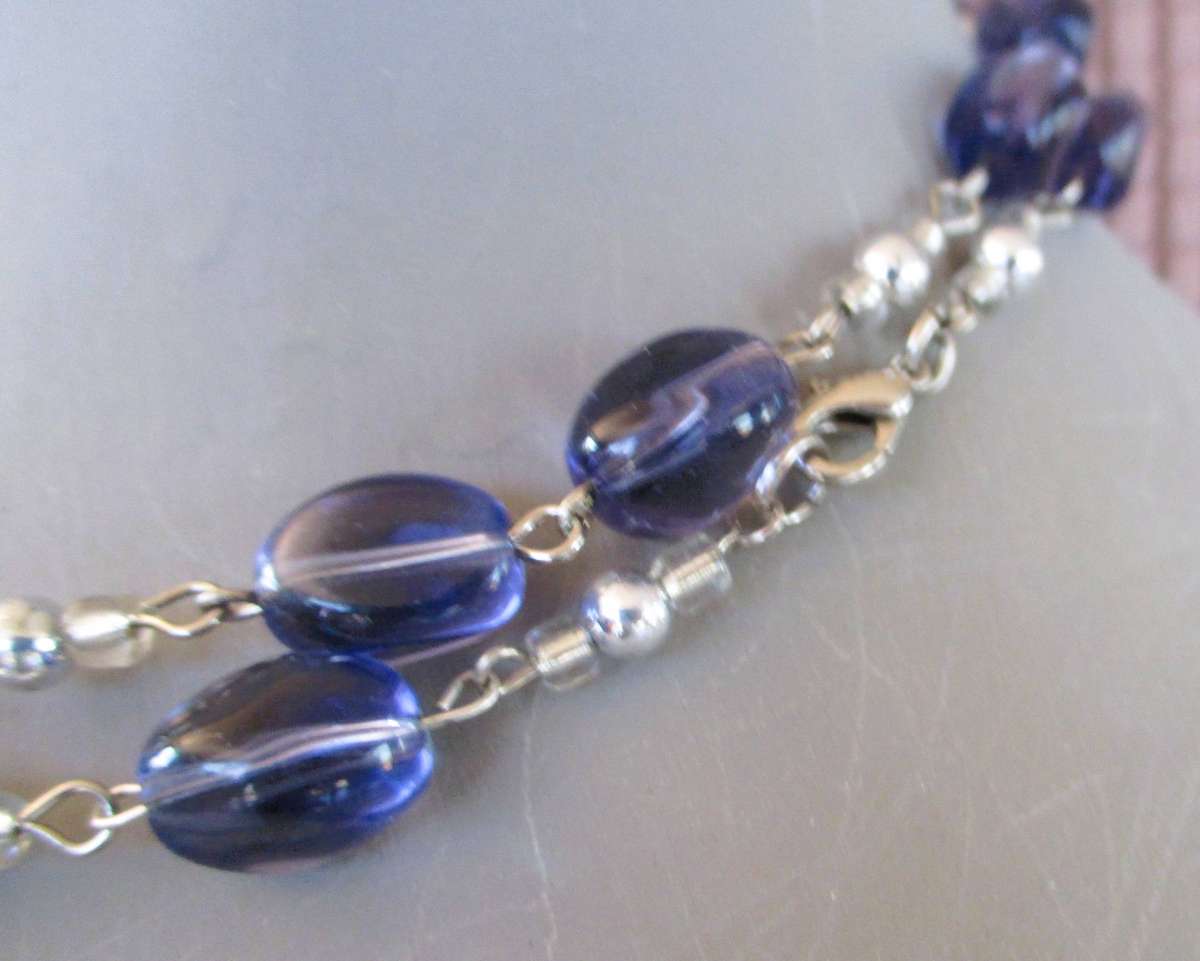 Vintage light purple glass bead necklace. 80cm
