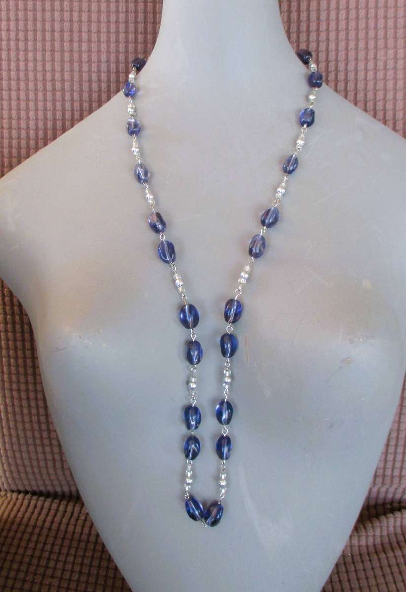 Vintage light purple glass bead necklace. 80cm