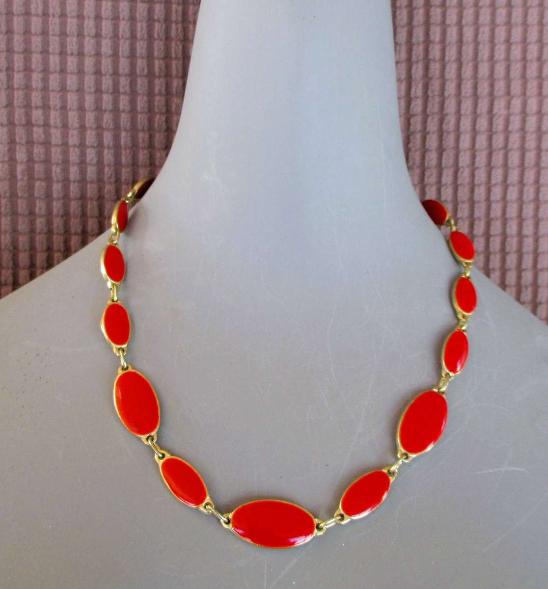 Vintage Coro choker, featuring oval red thermo plastic links set in gold-tone metal.