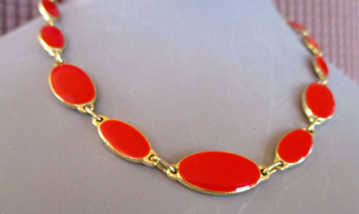 Vintage Coro choker, featuring oval red thermo plastic links set in gold-tone metal.