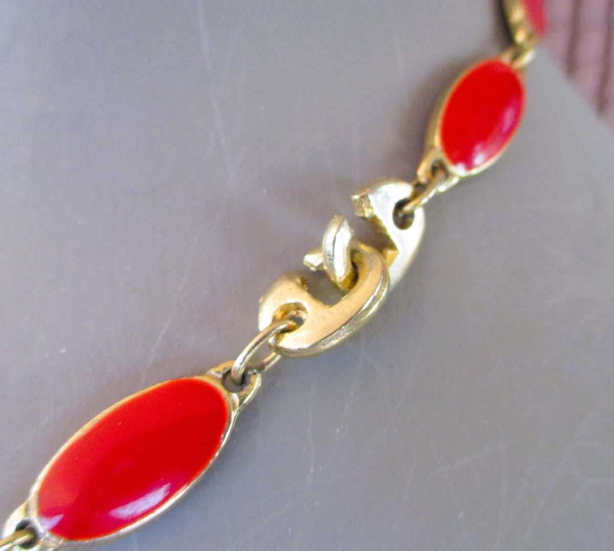 Vintage Coro choker, featuring oval red thermo plastic links set in gold-tone metal.