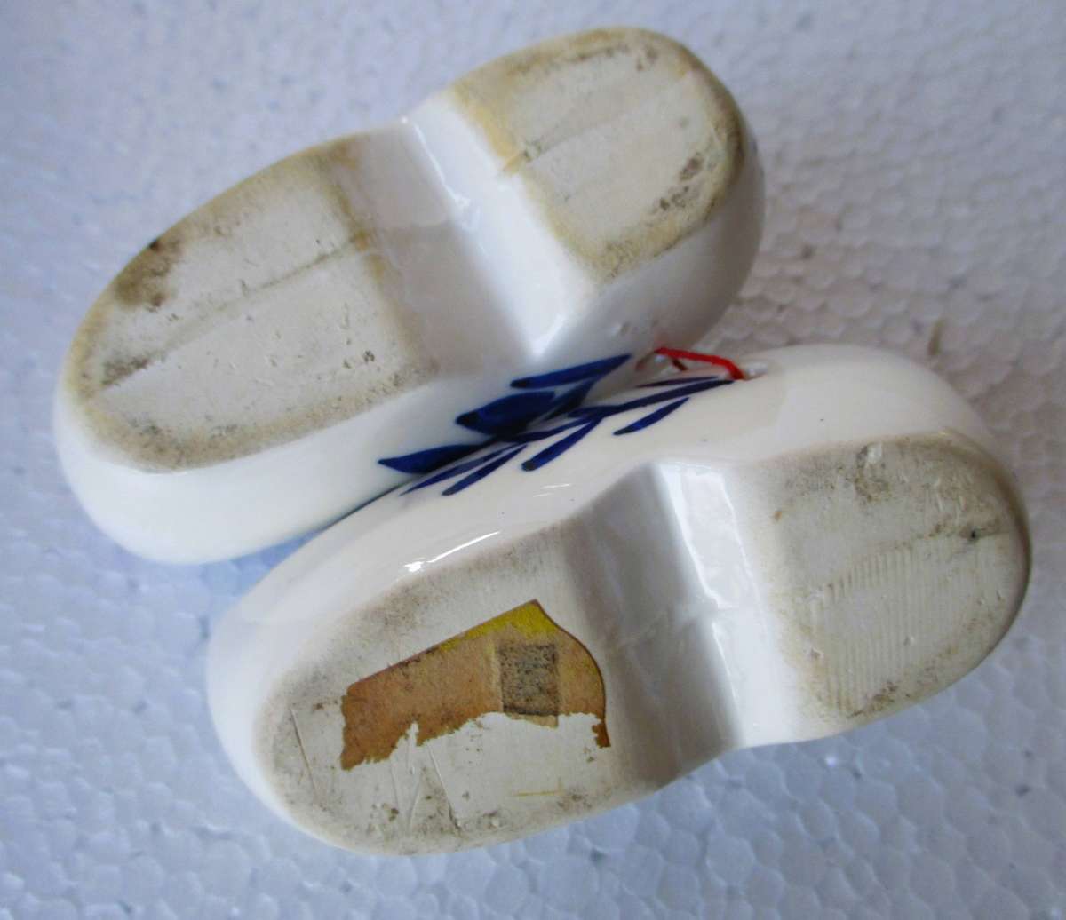 Pair of vintage ceramic Dutch clog figurines, handpainted. 85mm long.