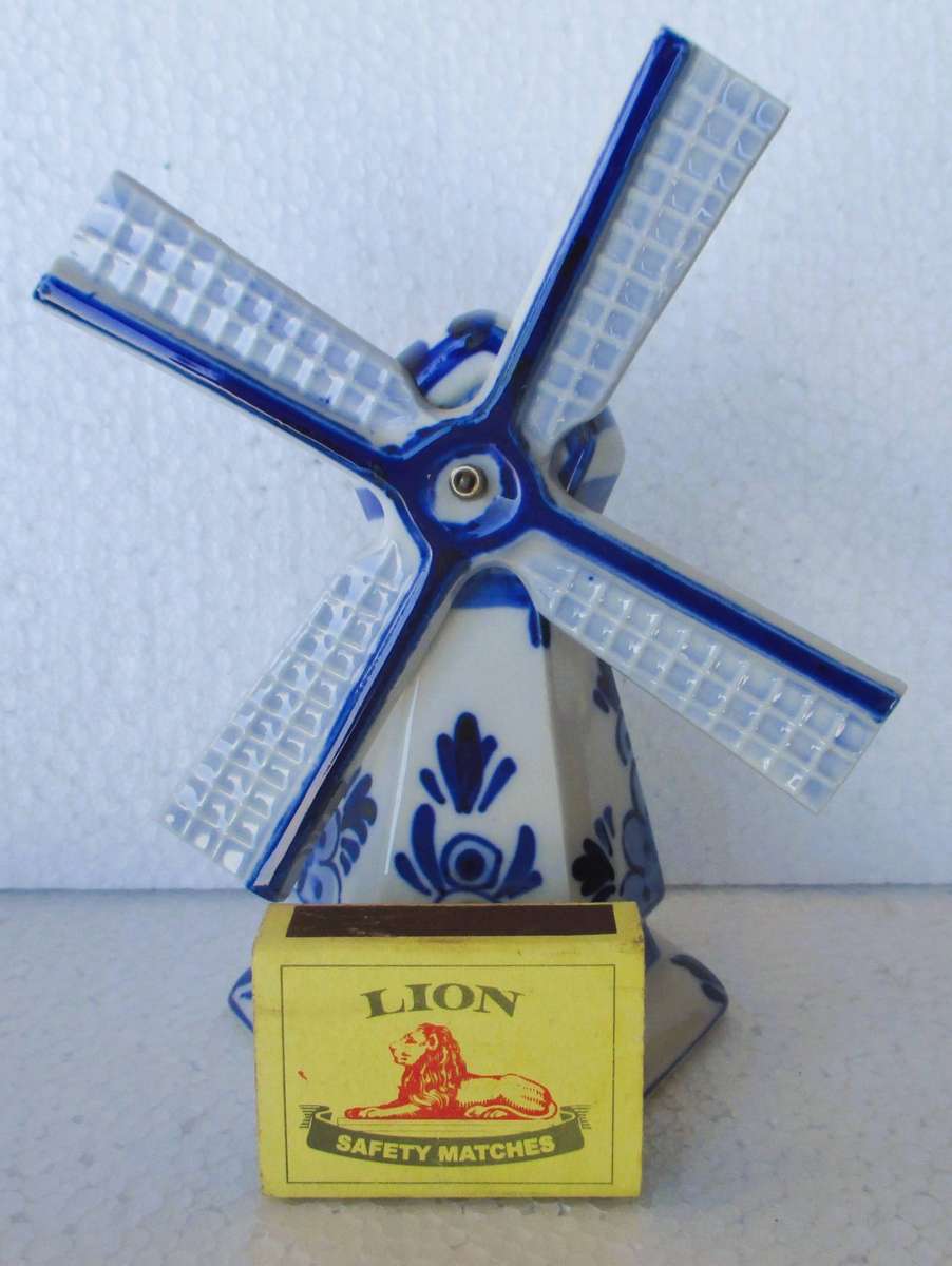 Vintage Delft Blauw Holland Ceramic movable Windmill Hand Painted Blue And White, 16cm high.