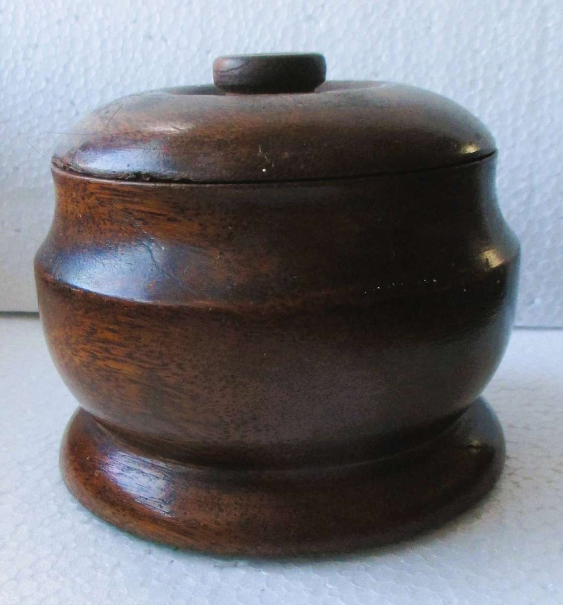 Vintage hand-turned dark wood lidded tabacco container, 110mm high.