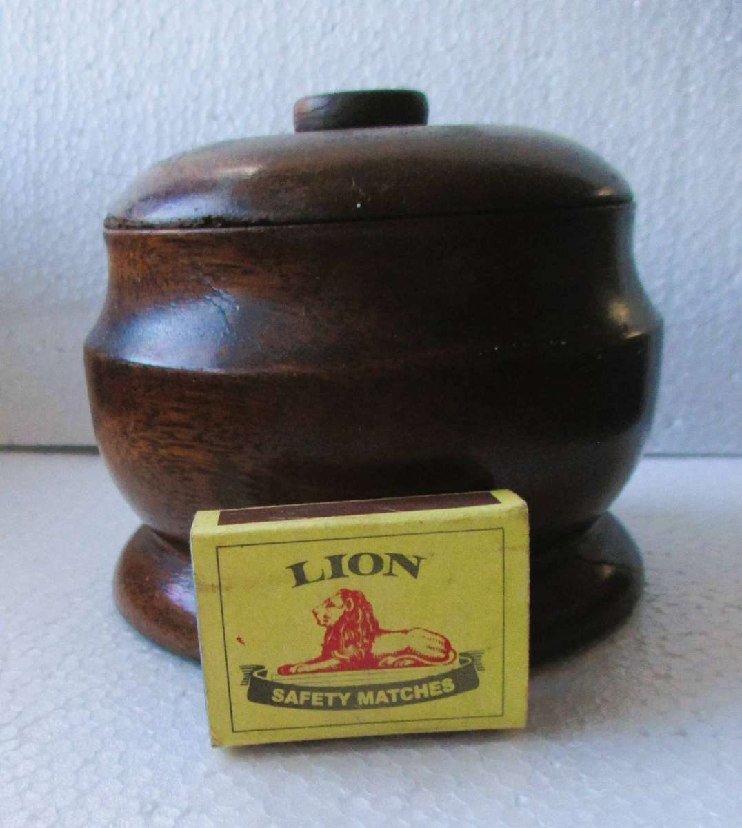 Vintage hand-turned dark wood lidded tabacco container, 110mm high.