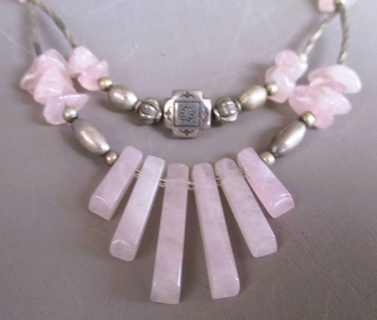 Vintage raw and polished rose quartz gemstones set in silvertone beads necklace. 42cm