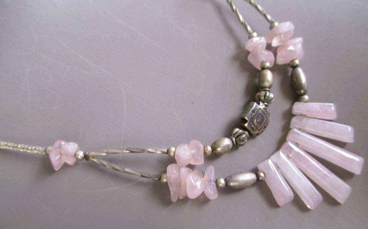 Vintage raw and polished rose quartz gemstones set in silvertone beads necklace. 42cm