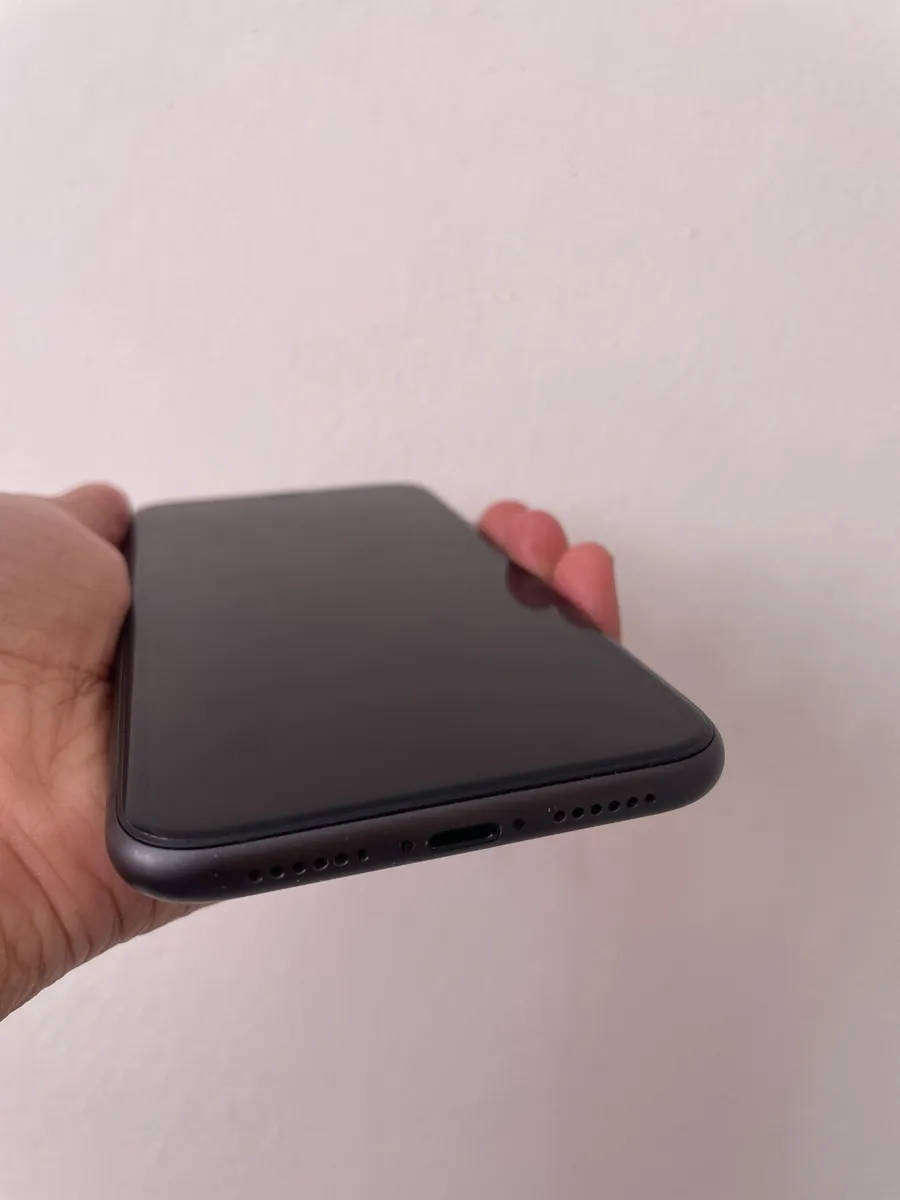 iPhone 11 128GB Black - 72% Battery health