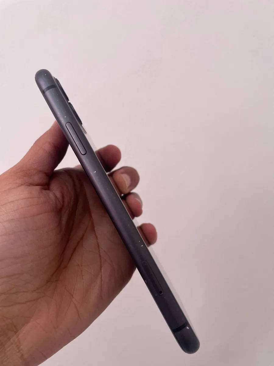 iPhone 11 128GB Black - 72% Battery health