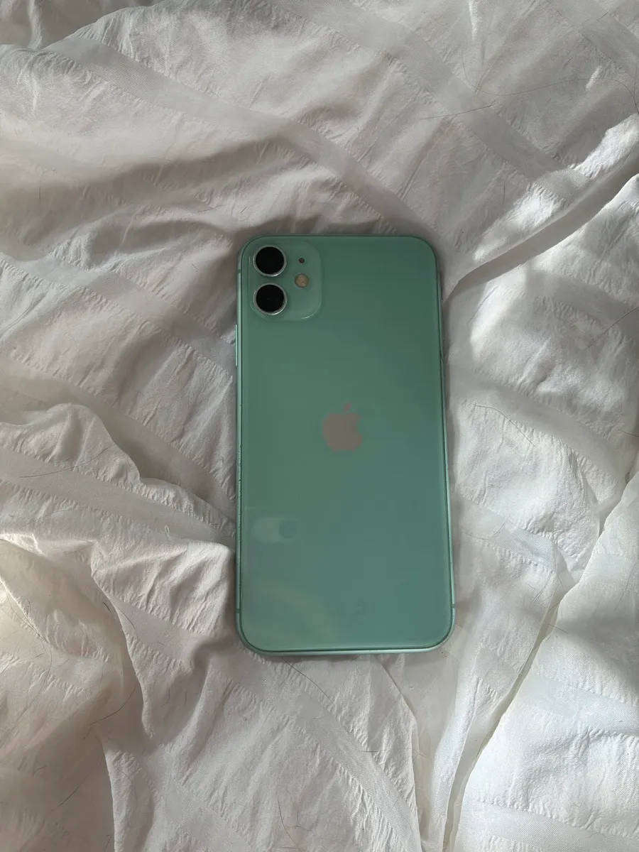 iPhone 11 128GB Lime Green - 70% battery health