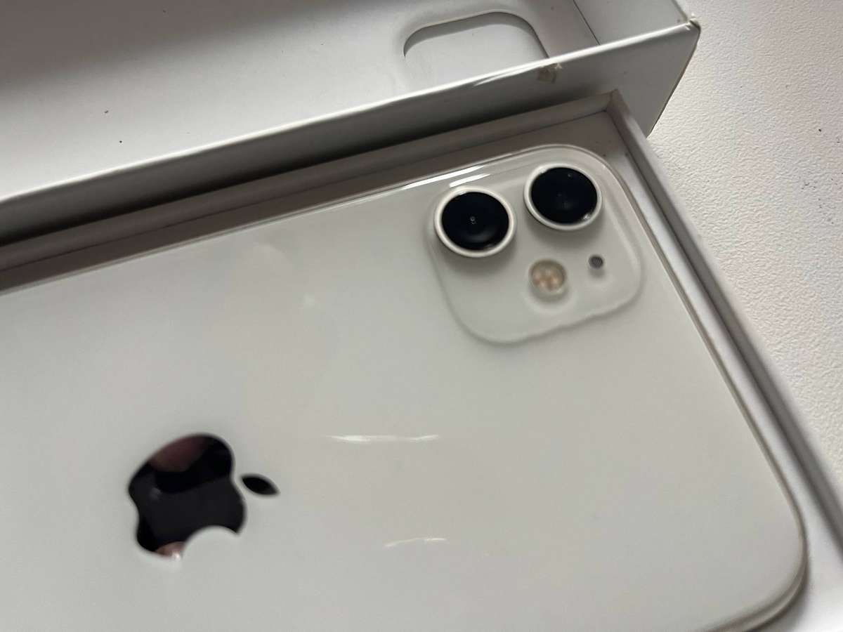 iPhone 11 64GB White