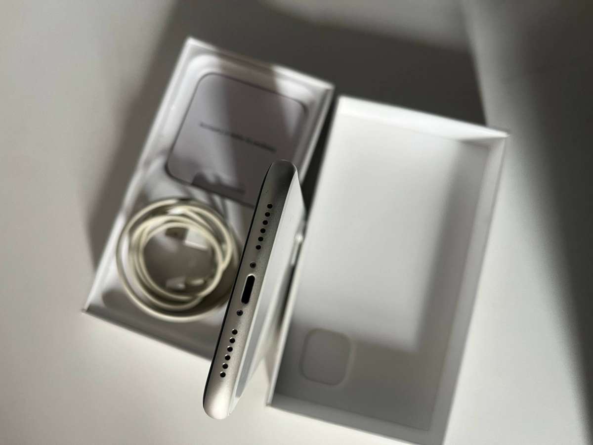 iPhone 11 64GB White