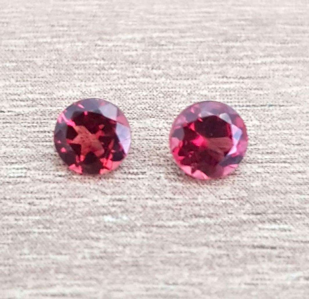 Pinkish Red Mozambique Garnet Round 4 mm **PAIR**. 2Pcs/0.70Ct