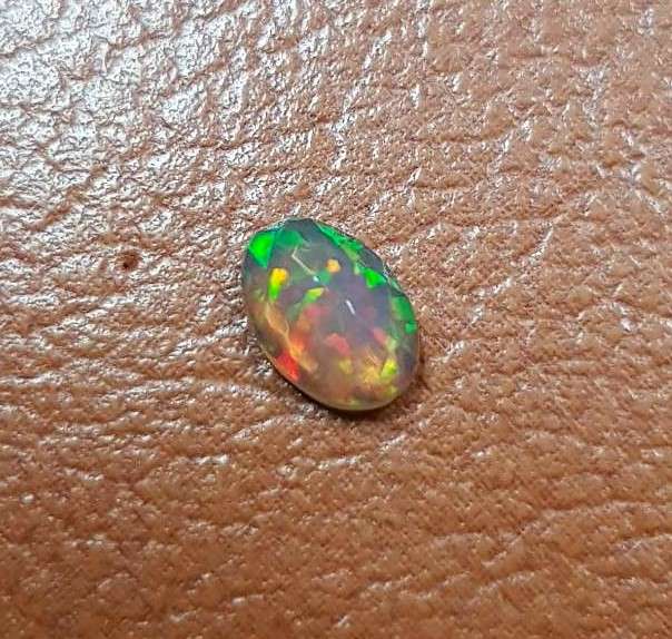 Opal 0.50Cts Oval Facetted 5x7mm Multi Colours Glittering Rainbow 3D! Ethiopian Natural
