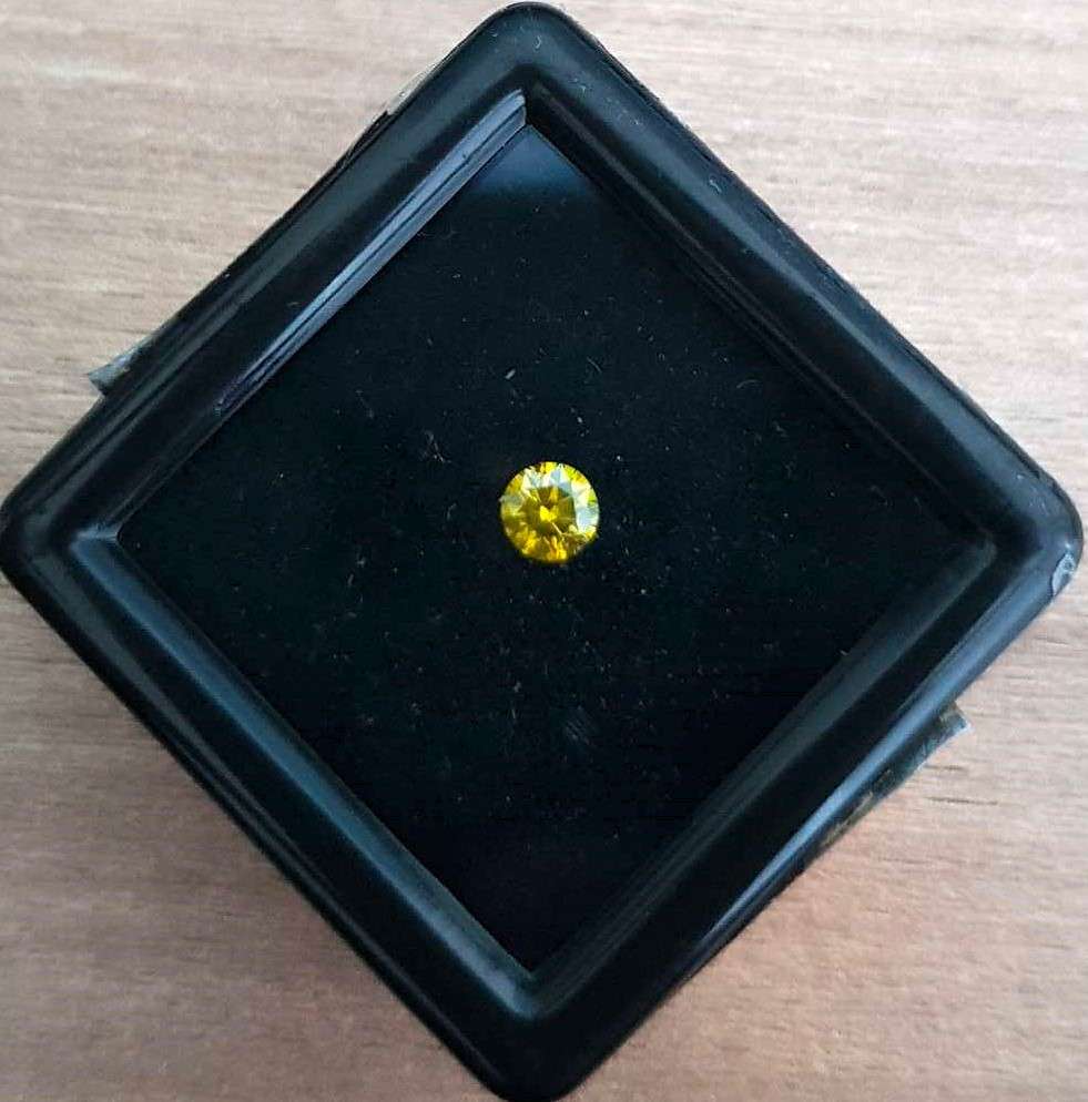 0.19cts  Diamond Round Cut  Vivid Gloden  Yellow Colour SI2 Loose Natural  CERTIFIED