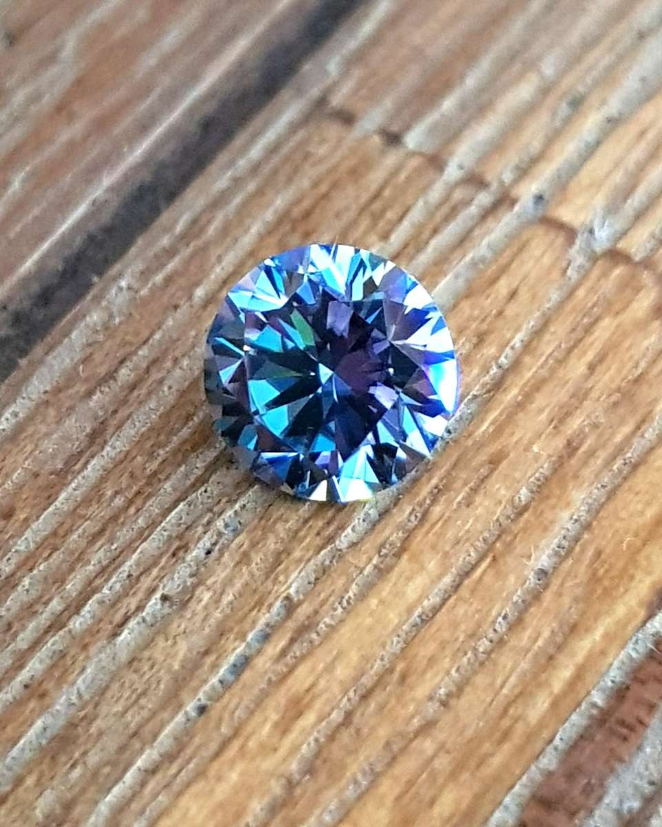 Moissanite Rainbow Blue  1ct VVSI Round Brilliant Cut - GRA Certified