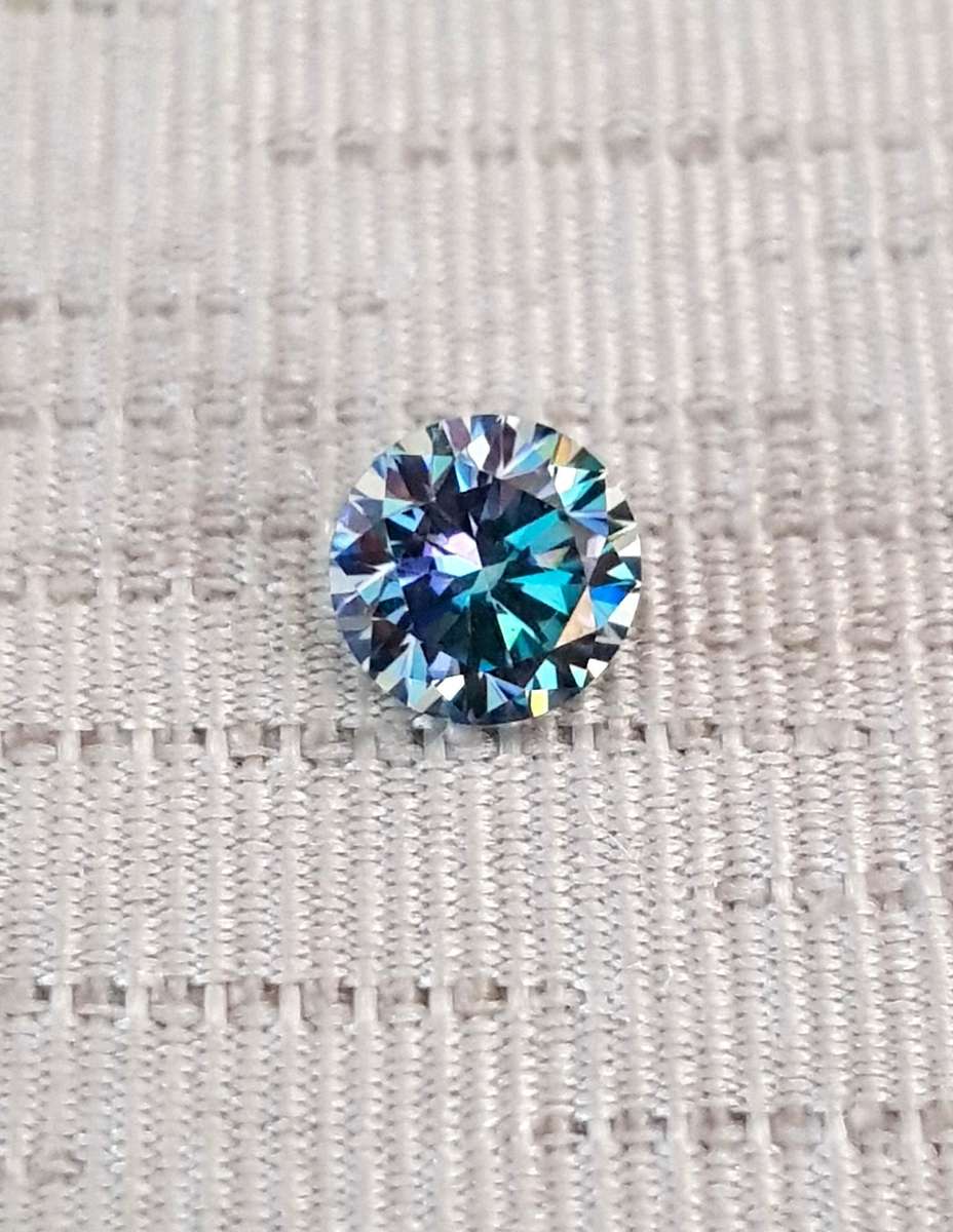 Moissanite Rainbow Blue  1ct VVSI Round Brilliant Cut - GRA Certified
