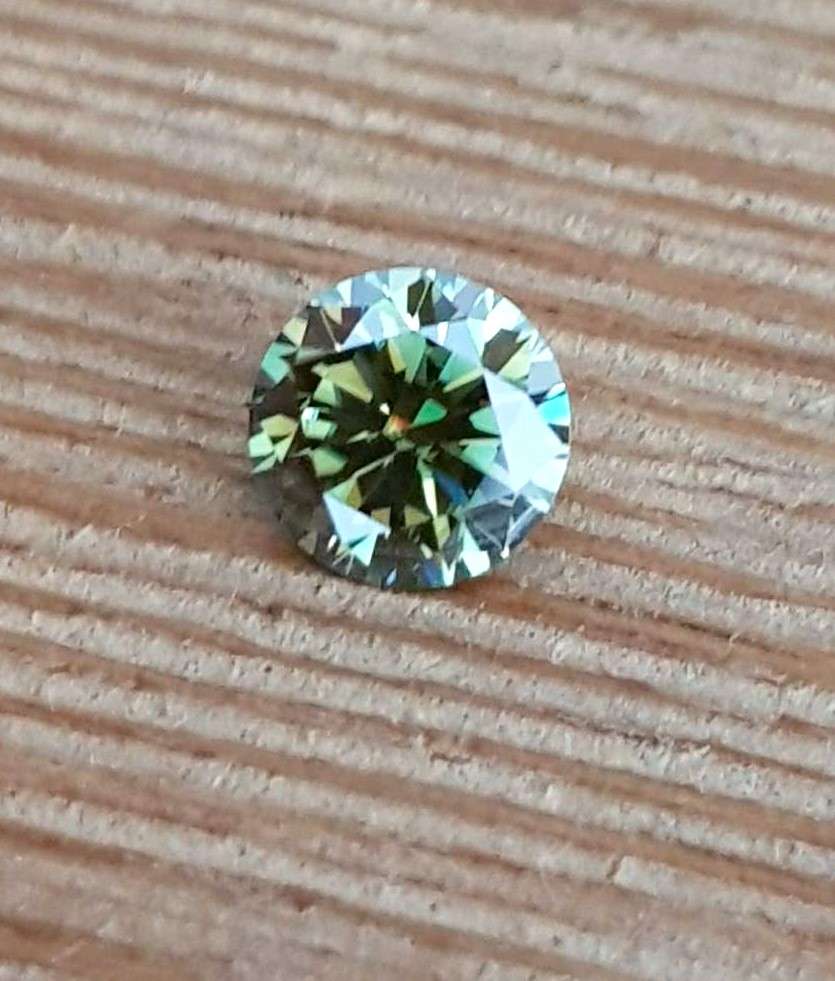 MOISSANITE Green 1CT  VVSI  ROUND **GRA Certified **BRILLIANT CUT