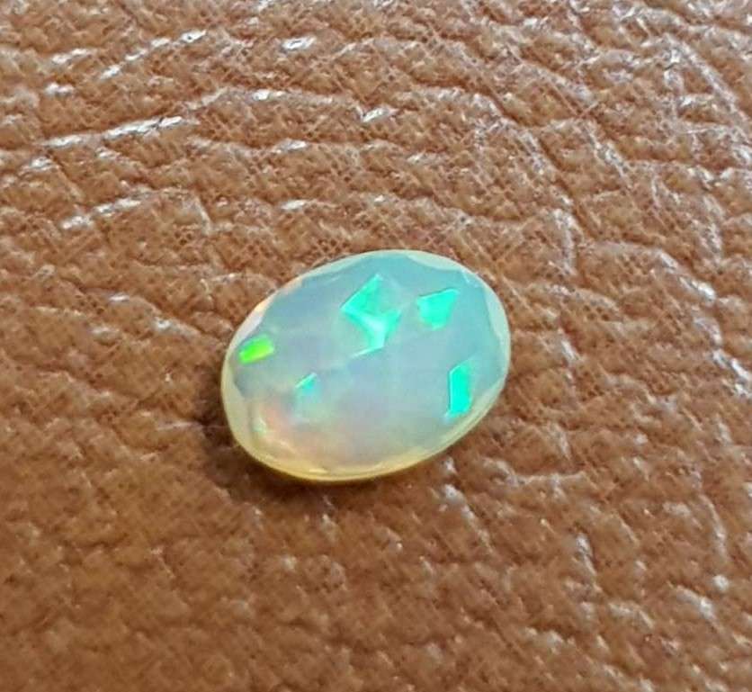 Opal 0.64Cts Oval Facetted 5x7mm Multi Colours Glittering Rainbow 3D! Ethiopian Natural
