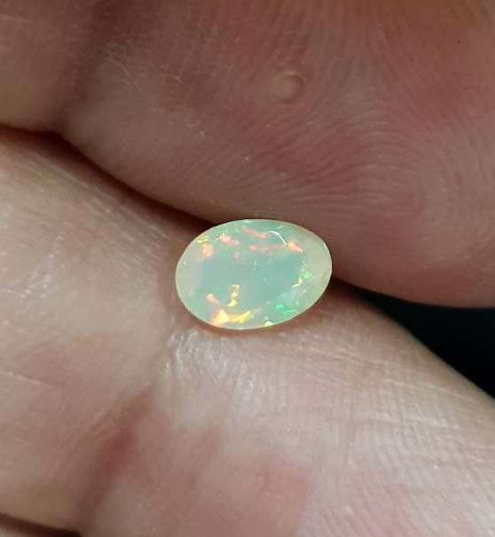 Opal 0.54Cts Oval Facetted 5x7mm Multi Colours Glittering Rainbow 3D! Ethiopian Natural
