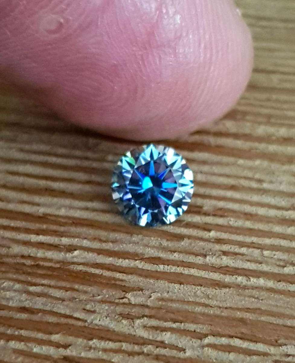 Moissanite Rainbow Blue  1ct VVSI Round Brilliant Cut - GRA Certified