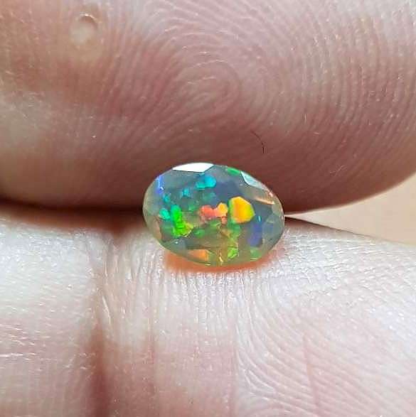 Opal 0.50Cts Oval Facetted 5x7mm Multi Colours Glittering Rainbow 3D! Ethiopian Natural