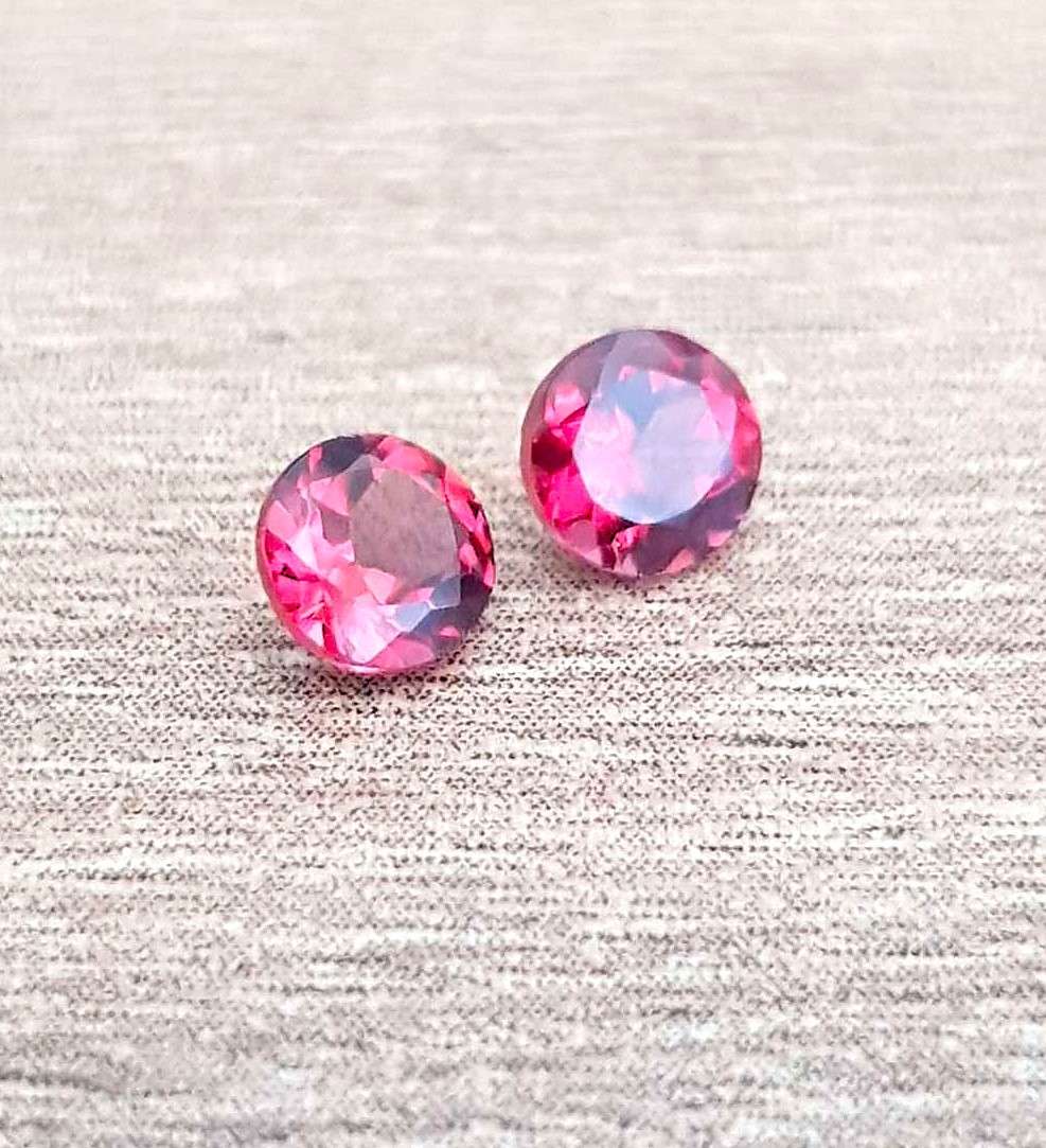 Pinkish Red Mozambique Garnet Round 4 mm **PAIR**. 2Pcs/0.70Ct