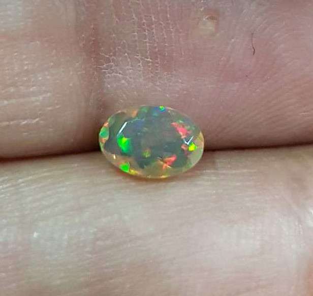 Opal 0.50Cts Oval Facetted 5x7mm Multi Colours Glittering Rainbow 3D! Ethiopian Natural