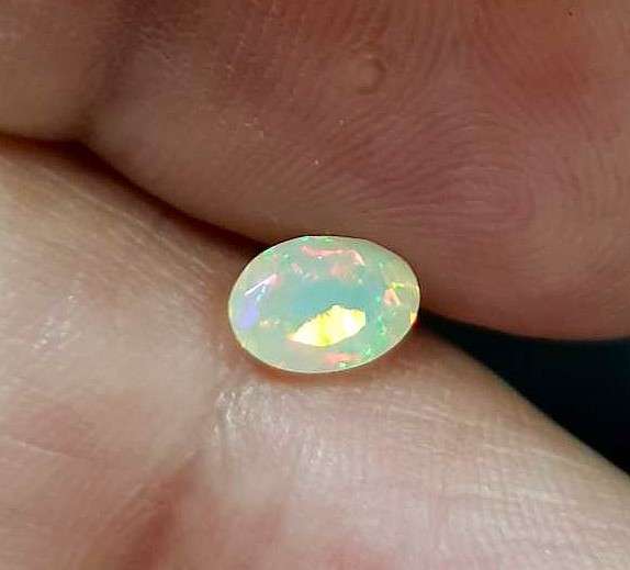 Opal 0.54Cts Oval Facetted 5x7mm Multi Colours Glittering Rainbow 3D! Ethiopian Natural