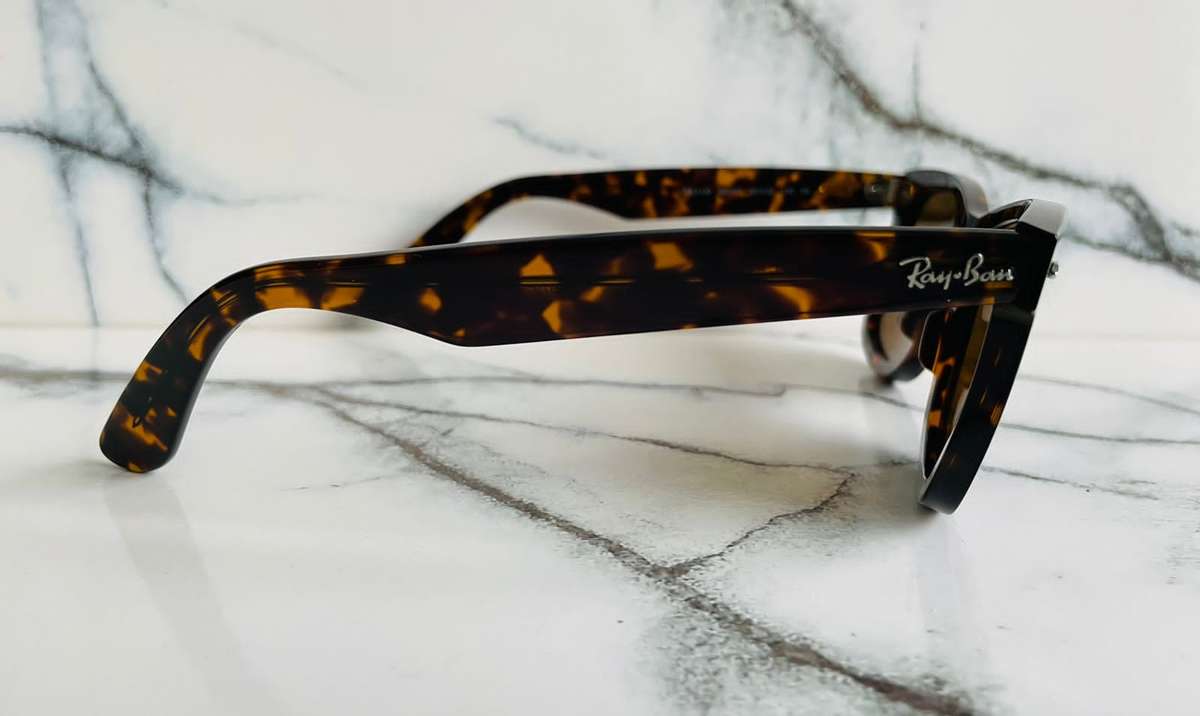 Ray-Ban Wayfarer Classic Sunglasses  size 50mm RB2140  Tortoise / brown Lense