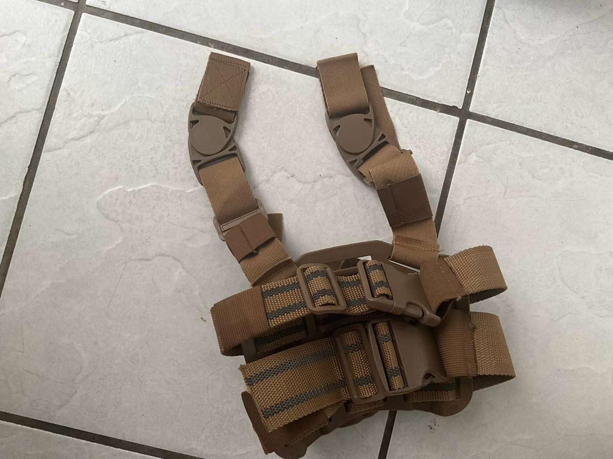 Military contractors Leg holster with m/pouch