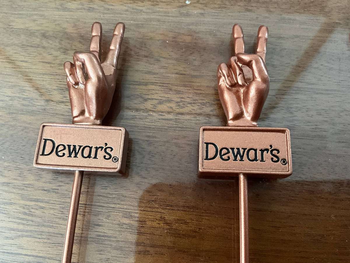 VINTAGE TWO DEWARS V VICTORY SWIZZLE STICKS